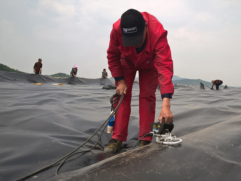 Máy hàn bạt ao hồ nuôi tôm Weldy GEO2 Mini Thụy Sỹ.